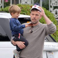 Ben Affleck dando un paseo junto a su hijo Samuel en California