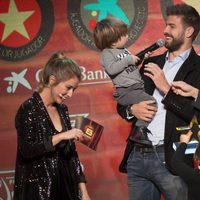 Sasha Piqué juega con un micrófono junto a Gerard Piqué en la gala del Mejor Jugador Catalán