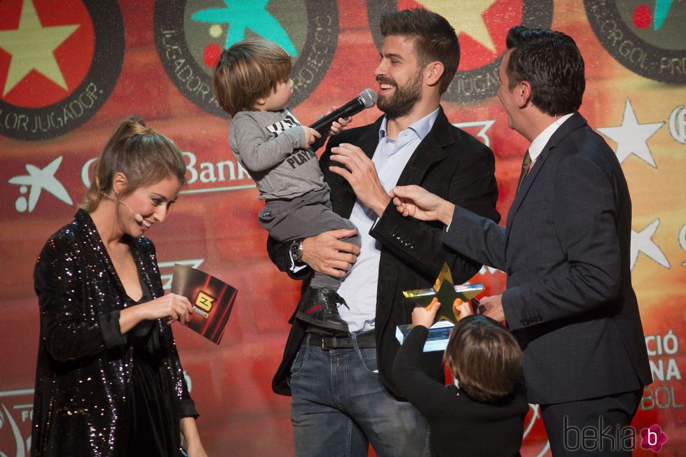 Sasha Piqué juega con un micrófono junto a Gerard Piqué en la gala del Mejor Jugador Catalán