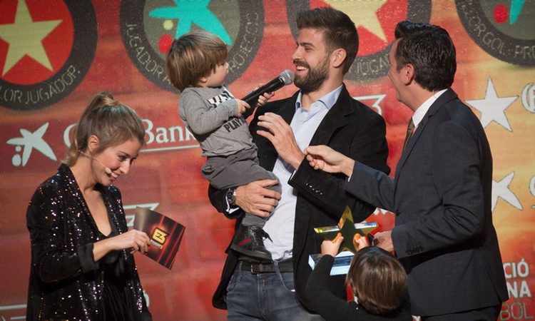 Sasha Piqué juega con un micrófono junto a Gerard Piqué en la gala del Mejor Jugador Catalán