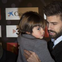 Gerard Piqué con su hijo Milan en la gala del Mejor Jugador Catalán