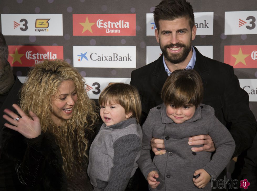 Gerard Piqué y Shakira con su hijos Milan y Sasha en la gala del Mejor Jugador Catalán