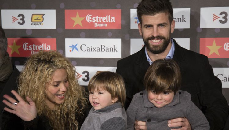 Gerard Piqué y Shakira con su hijos Milan y Sasha en la gala del Mejor Jugador Catalán