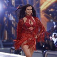 Irina Shayk desfilando en el Victoria's Secret Fashion Show 2016