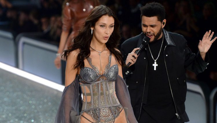 Bella Hadid y The Weekend en el Victoria's Secret Fashion Show 2016