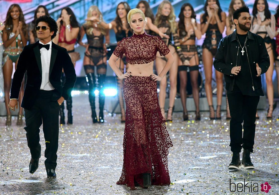 Lady Gaga, The Weekend y Bruno Mars en la pasarela del Victoria's Secret Fashion Show 2016