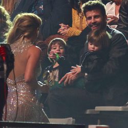 Gerard Piqué y sus hijos Milan y Sasha, felices al ver a Shakira en Los40 Music Awards 2016