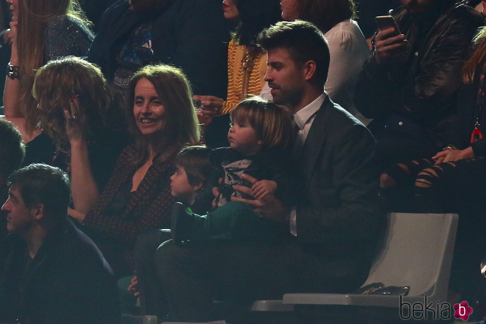 Gerard Piqué con sus hijos y su madre en Los40 Music Awards 2016