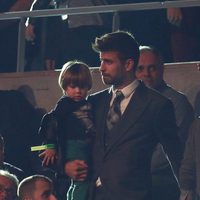 Gerard Piqué y su hijo Sasha en Los40 Music Awards 2016