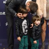 Gerard Piqué con sus hijos Milan y Sasha en Los40 Music Awards 2016