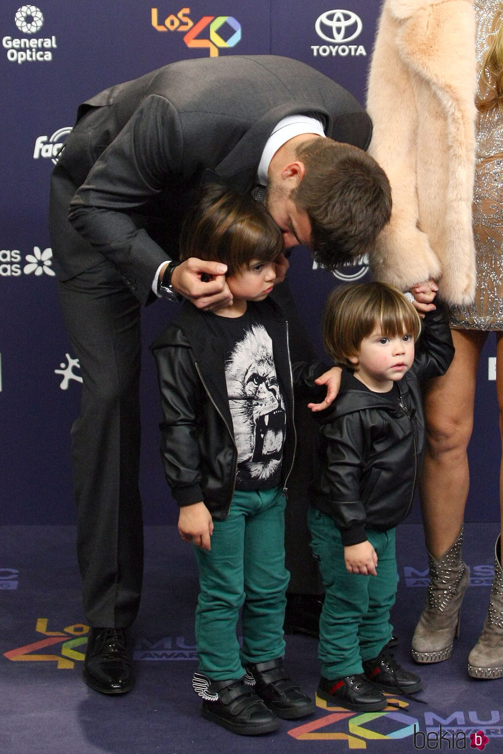 Gerard Piqué con sus hijos Milan y Sasha en Los40 Music Awards 2016