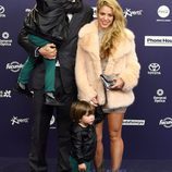 Gerard Piqué y Shakira con sus hijos Milan y Sasha en Los40 Music Awards 2016