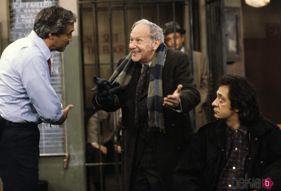 Don Calfa participando en el episodio 'Homeless' de la serie 'Barney Miller'