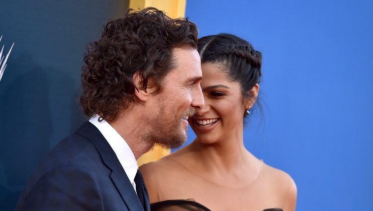 Matthew McConaughey y Camila Alves muy cómplices en la premiere de 'Sing'