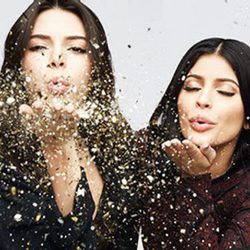 Kylie Jenner y Kendall Jenner en una campaña publicitaria