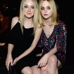 Elle y Dakota Fanning en un desfile de moda