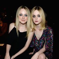 Elle y Dakota Fanning en un desfile de moda