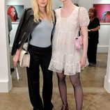 Dakota y Elle Fanning en un galería fotográfica