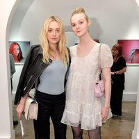 Dakota y Elle Fanning en un galería fotográfica