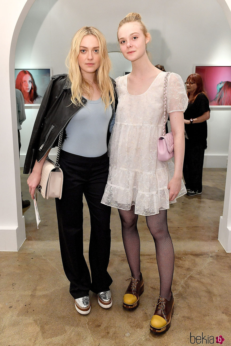 Dakota y Elle Fanning en un galería fotográfica