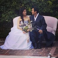 Steven Yeun junto a su mujer Joana Pak el día de su boda