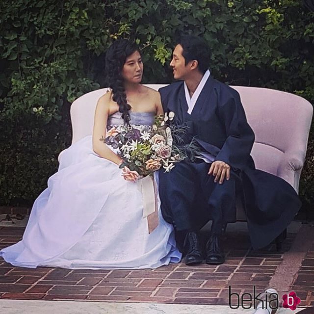 Steven Yeun junto a su mujer Joana Pak el día de su boda