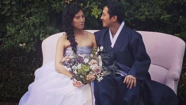 Steven Yeun junto a su mujer Joana Pak el día de su boda