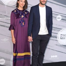 Jamie Dornan y Amelia Warner posando en los Premios del Cine Independiente Británico 2016