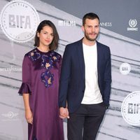 Jamie Dornan y Amelia Warner posando en los Premios del Cine Independiente Británico 2016