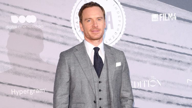 Michael Fassbender posando en los Premios del Cine Independiente Británico 2016