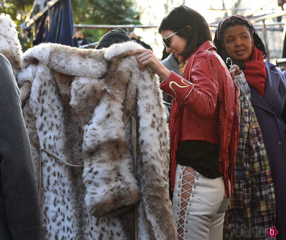 Kendall Jenner mirando ropa en un mercadillo de Notting Hill