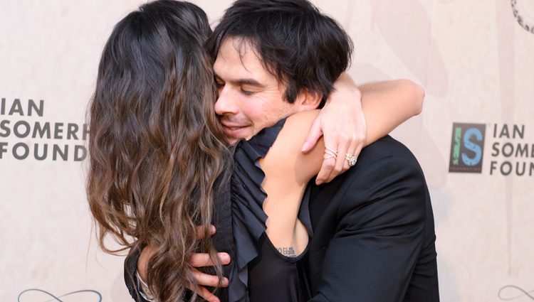 Ian Somerhalder abraza a Nikki Reed en la gala de la fundación del actor