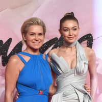 Yolanda y Gigi Hadid en los British Fashion Awards 2016