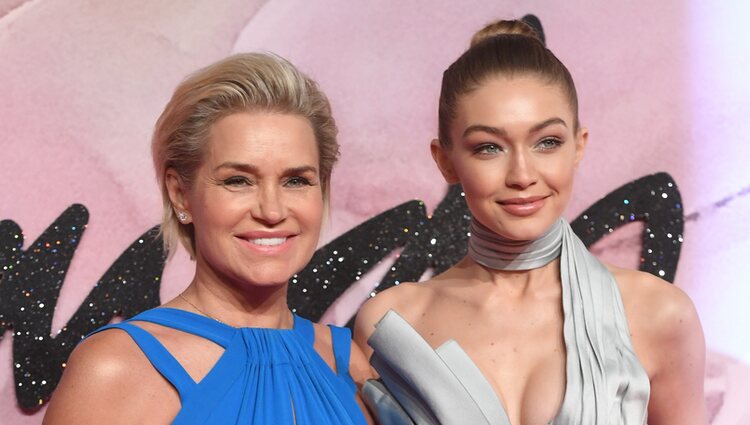 Yolanda y Gigi Hadid en los British Fashion Awards 2016