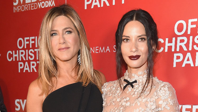 Olivia Munn y Jennifer Aniston en la proyección de 'Office Christmas Party'