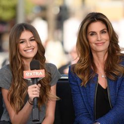 Cindy Crowford y su hija Kaia Gerber concediendo una entrevista