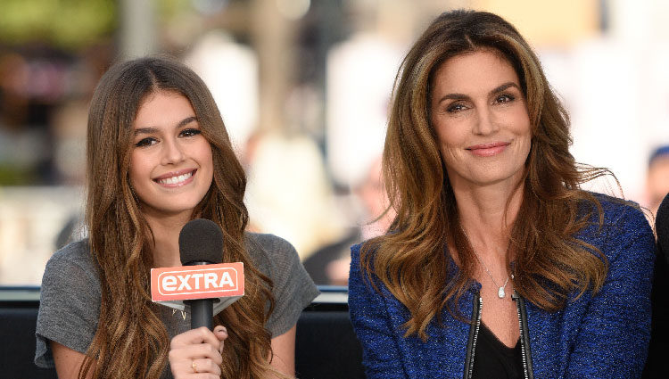 Cindy Crowford y su hija Kaia Gerber concediendo una entrevista