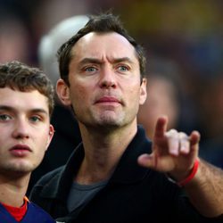 Jude Law y su hijo mayor Raff Law viendo un partido de fútbol