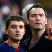 Jude Law y su hijo mayor Raff Law viendo un partido de fútbol