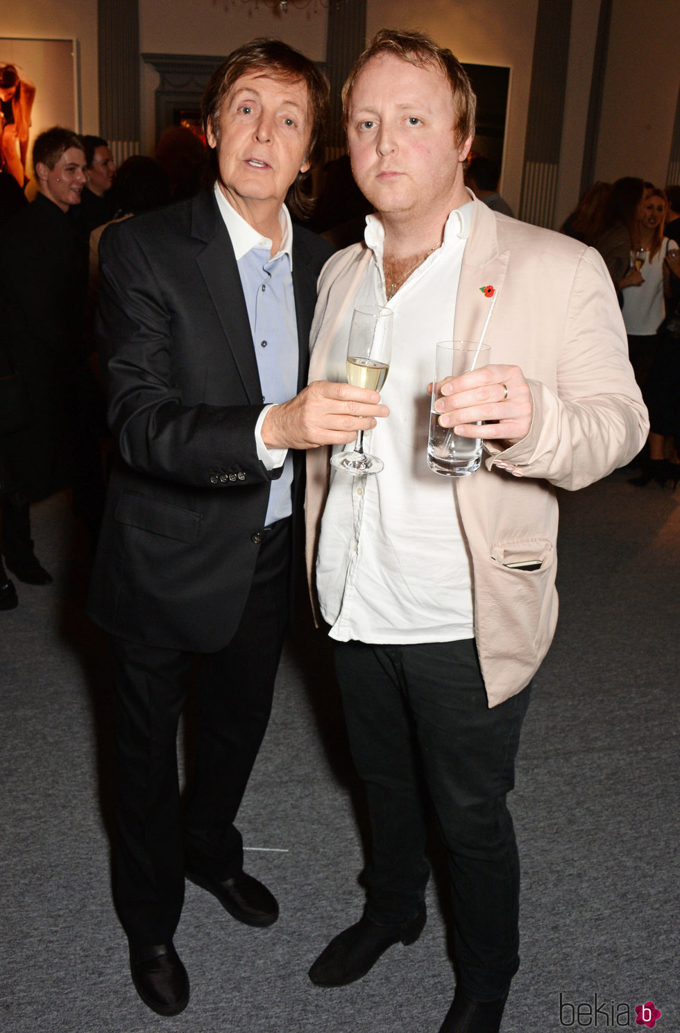 El cantante Paul McCartney junto a su hijo James en un evento