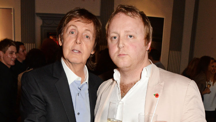 El cantante Paul McCartney junto a su hijo James en un evento