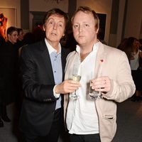 El cantante Paul McCartney junto a su hijo James en un evento