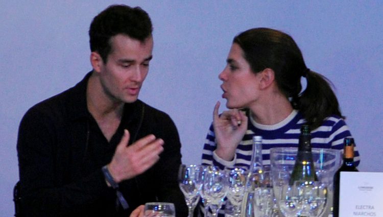 Carlota Casiraghi hablando con su nuevo amor en un concurso hípico en París