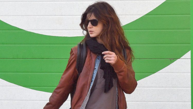 Clara Lago paseando por Málaga en su escapada solidaria