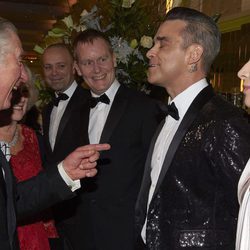 El Príncipe Carlos bromea con Robbie Williams en la Royal Variety Performance 2016