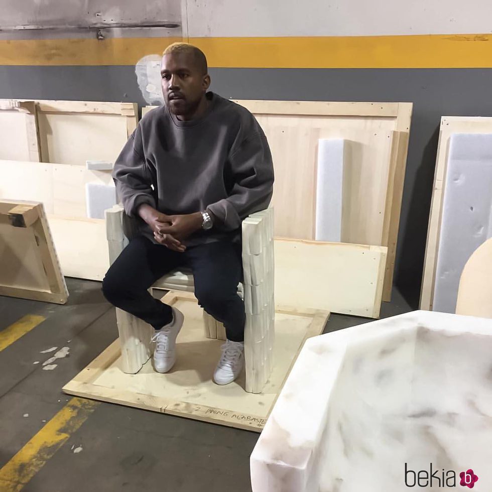 Kanye West reaparece públicamente con un cambio de look