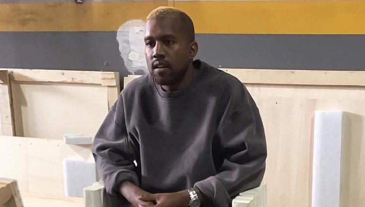 Kanye West reaparece públicamente con un cambio de look