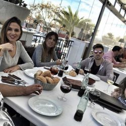 Kiko Rivera, Irene Rosales, Chabelita, Alejandro Albalá, Carlos Rosales e Inma León de comida