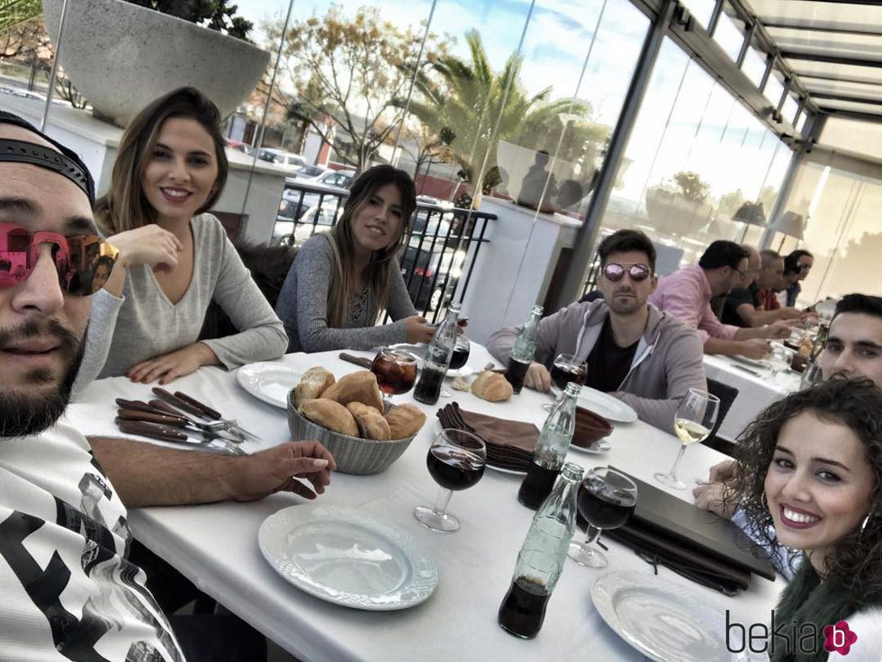 Kiko Rivera, Irene Rosales, Chabelita, Alejandro Albalá, Carlos Rosales e Inma León de comida