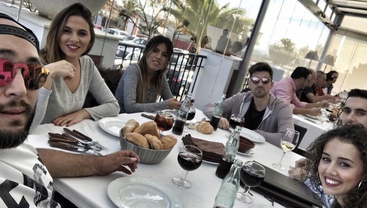 Kiko Rivera, Irene Rosales, Chabelita, Alejandro Albalá, Carlos Rosales e Inma León de comida